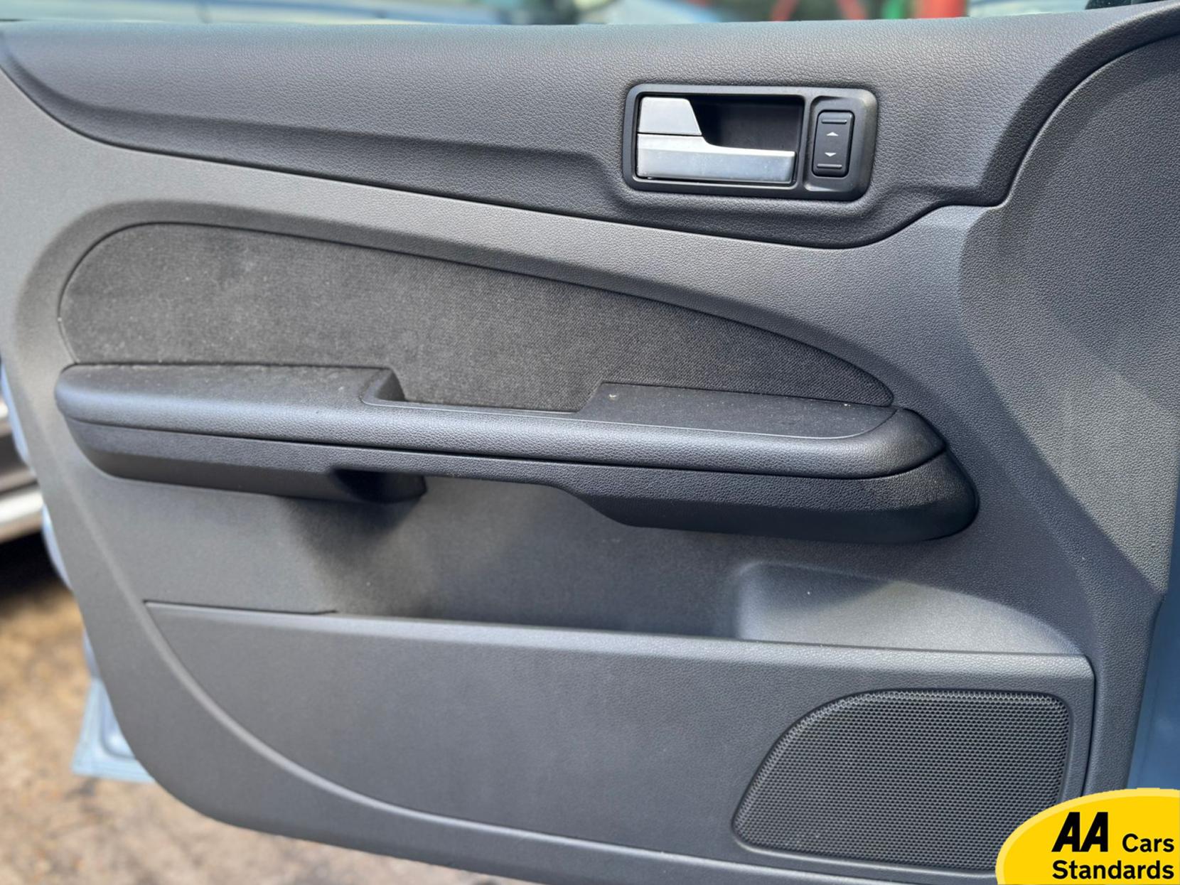 Ford Focus 1.6 Ghia Hatchback 5dr Petrol Automatic (184 g/km, 99 bhp)
