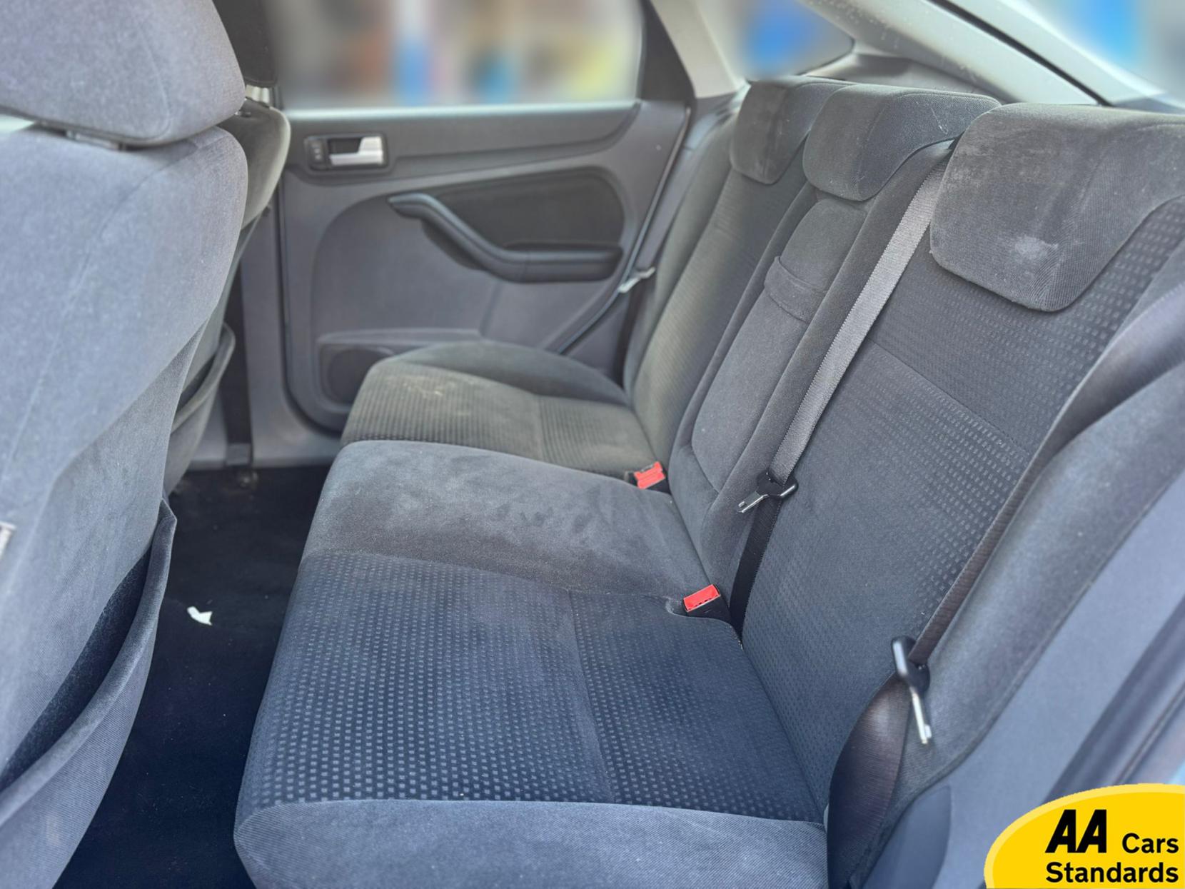 Ford Focus 1.6 Ghia Hatchback 5dr Petrol Automatic (184 g/km, 99 bhp)