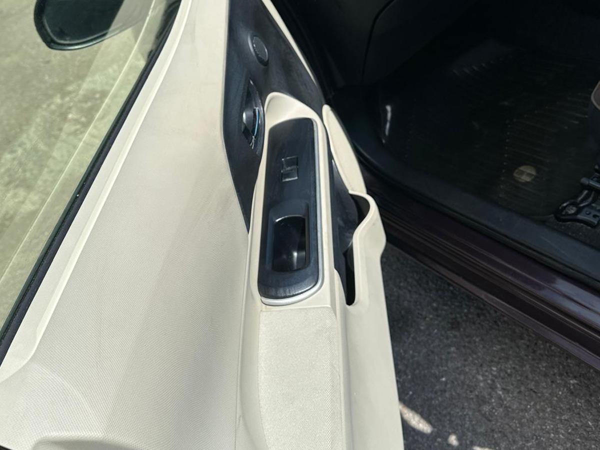 Toyota Yaris 1.5 VVT-h Active Hatchback 5dr Petrol Hybrid CVT Euro 5 (101 ps)