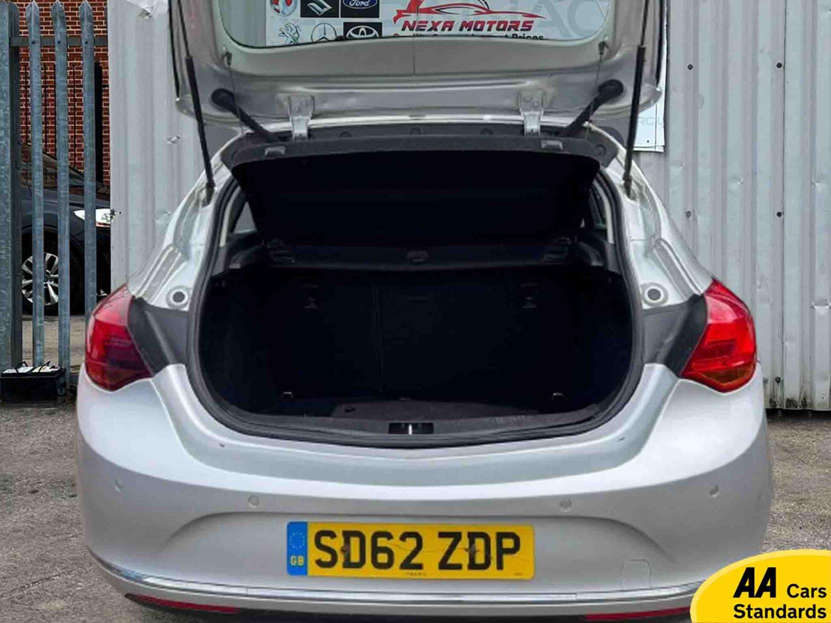 Vauxhall Astra 1.6 16v Exclusiv Hatchback 5dr Petrol Auto Euro 5 (115 ps)