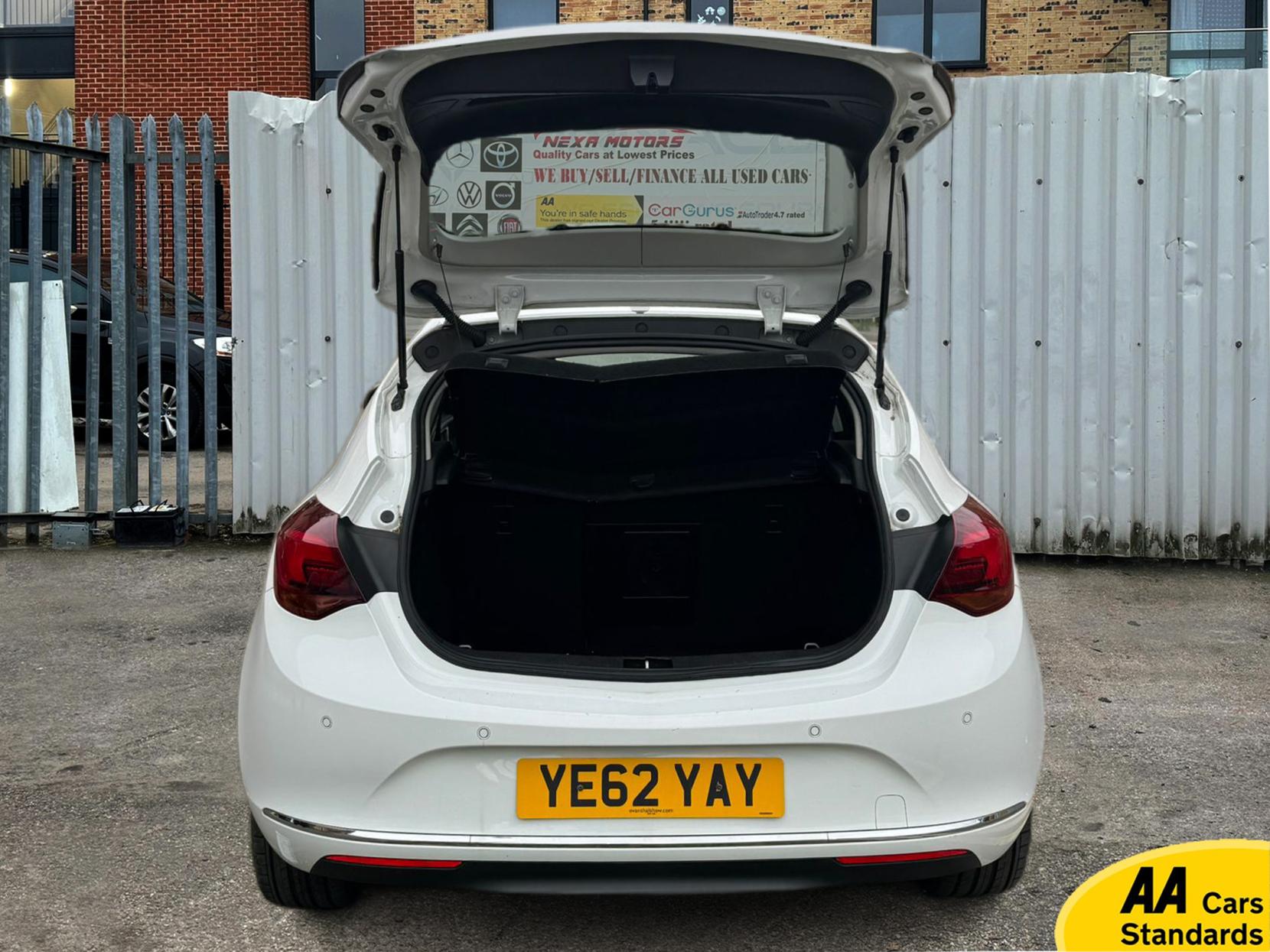 Vauxhall Astra 1.6 16v Elite Hatchback 5dr Petrol Auto Euro 5 (115 ps)