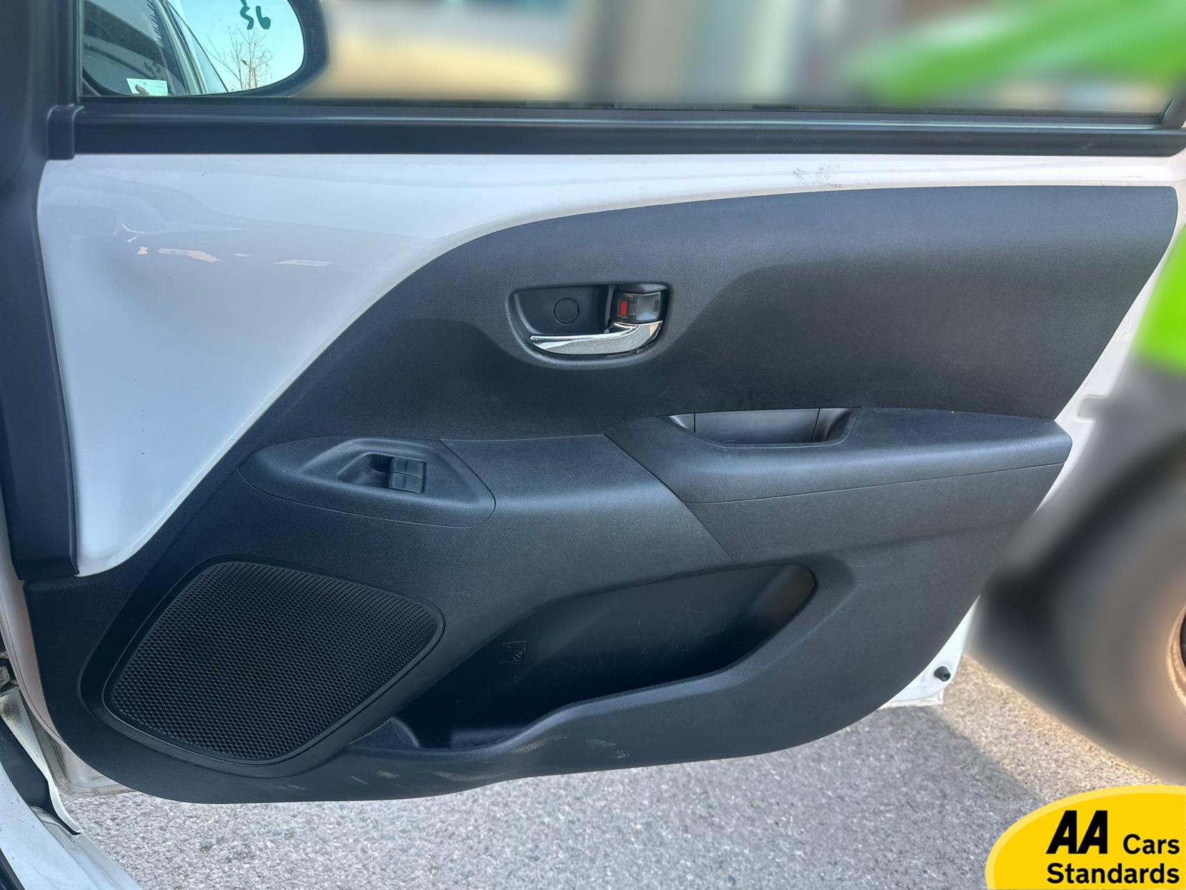 Toyota AYGO 1.0 VVT-i x-play Hatchback 5dr Petrol Manual Euro 6 (68 ps)