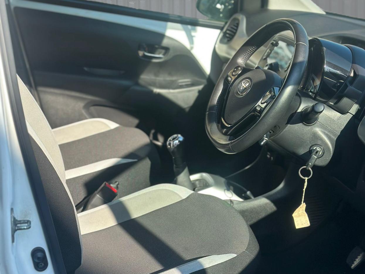 Toyota AYGO 1.0 VVT-i x-play Hatchback 5dr Petrol Manual Euro 6 (68 ps)