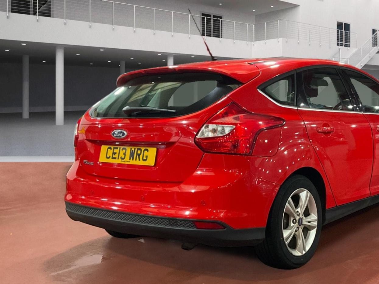 Ford Focus 1.6 Zetec Hatchback 5dr Petrol Powershift Euro 5 (125 ps)