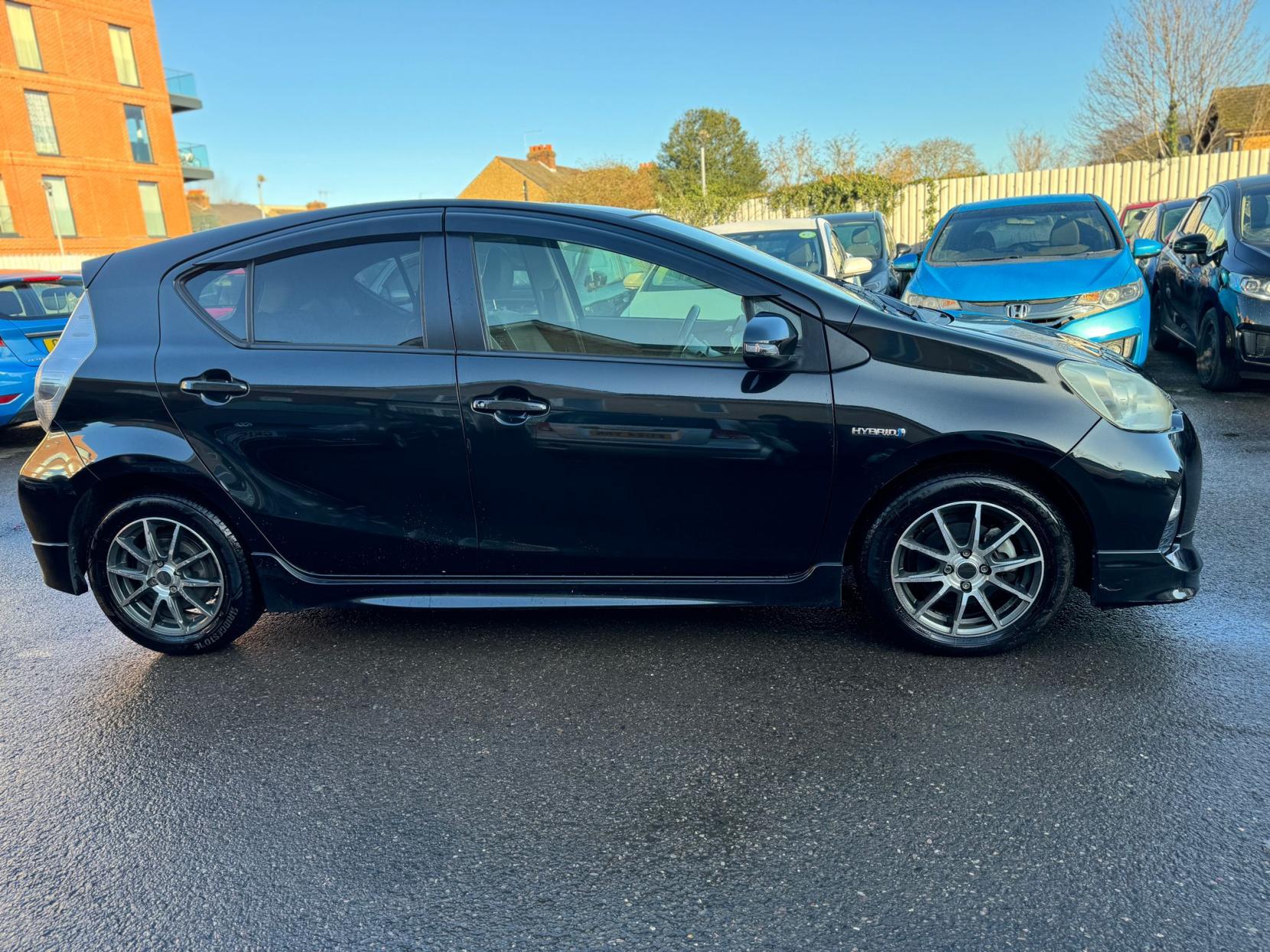 Toyota Yaris 1.5 VVT-h Active Hatchback 5dr Petrol Hybrid CVT Euro 5 (101 ps)