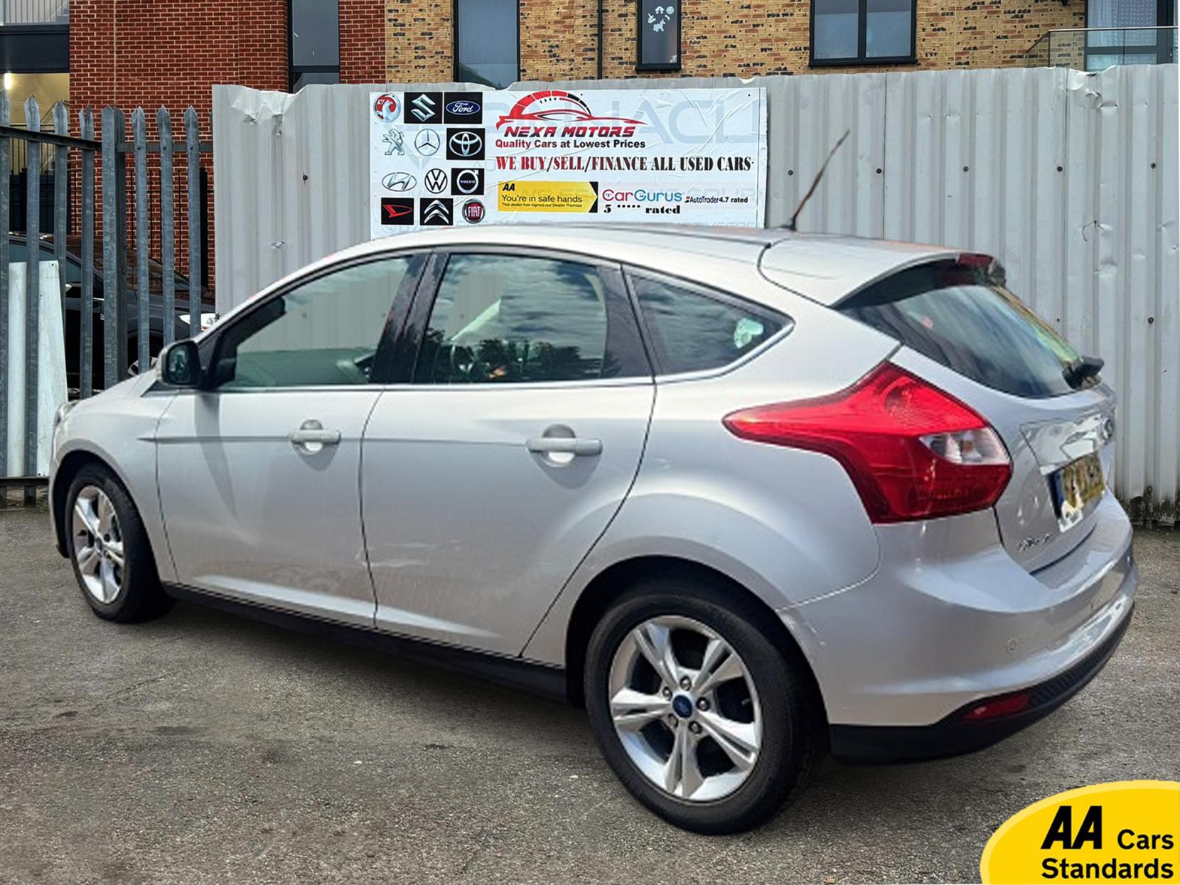 Ford Focus 1.6 Zetec Hatchback 5dr Petrol Powershift Euro 5 (125 ps)