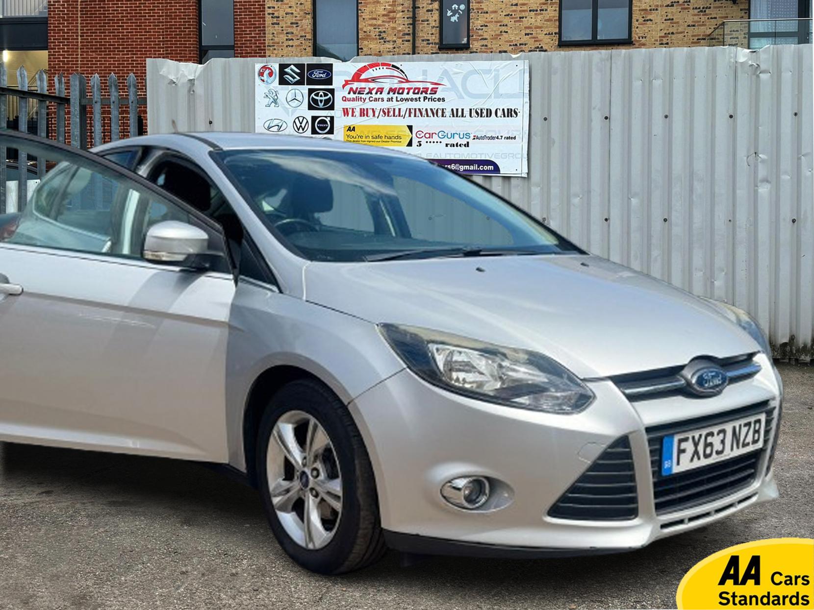 Ford Focus 1.6 Zetec Hatchback 5dr Petrol Powershift Euro 5 (125 ps)