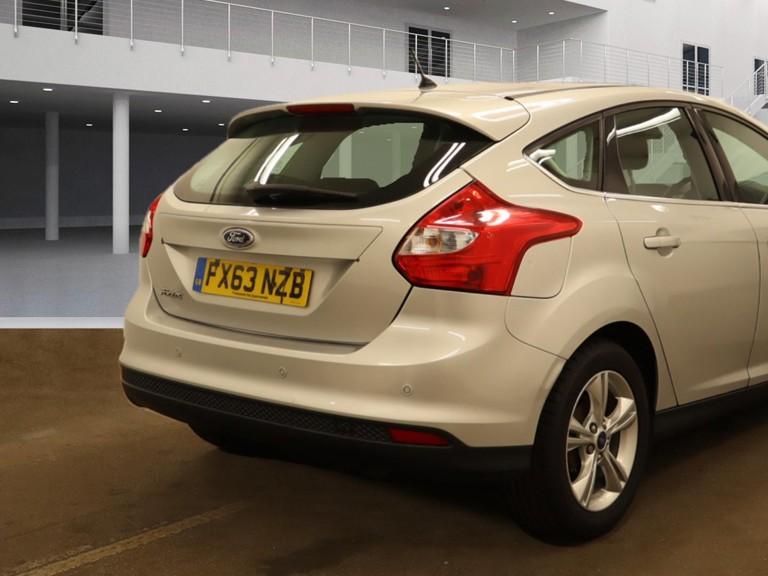 Ford Focus 1.6 Zetec Hatchback 5dr Petrol Powershift Euro 5 (125 ps)