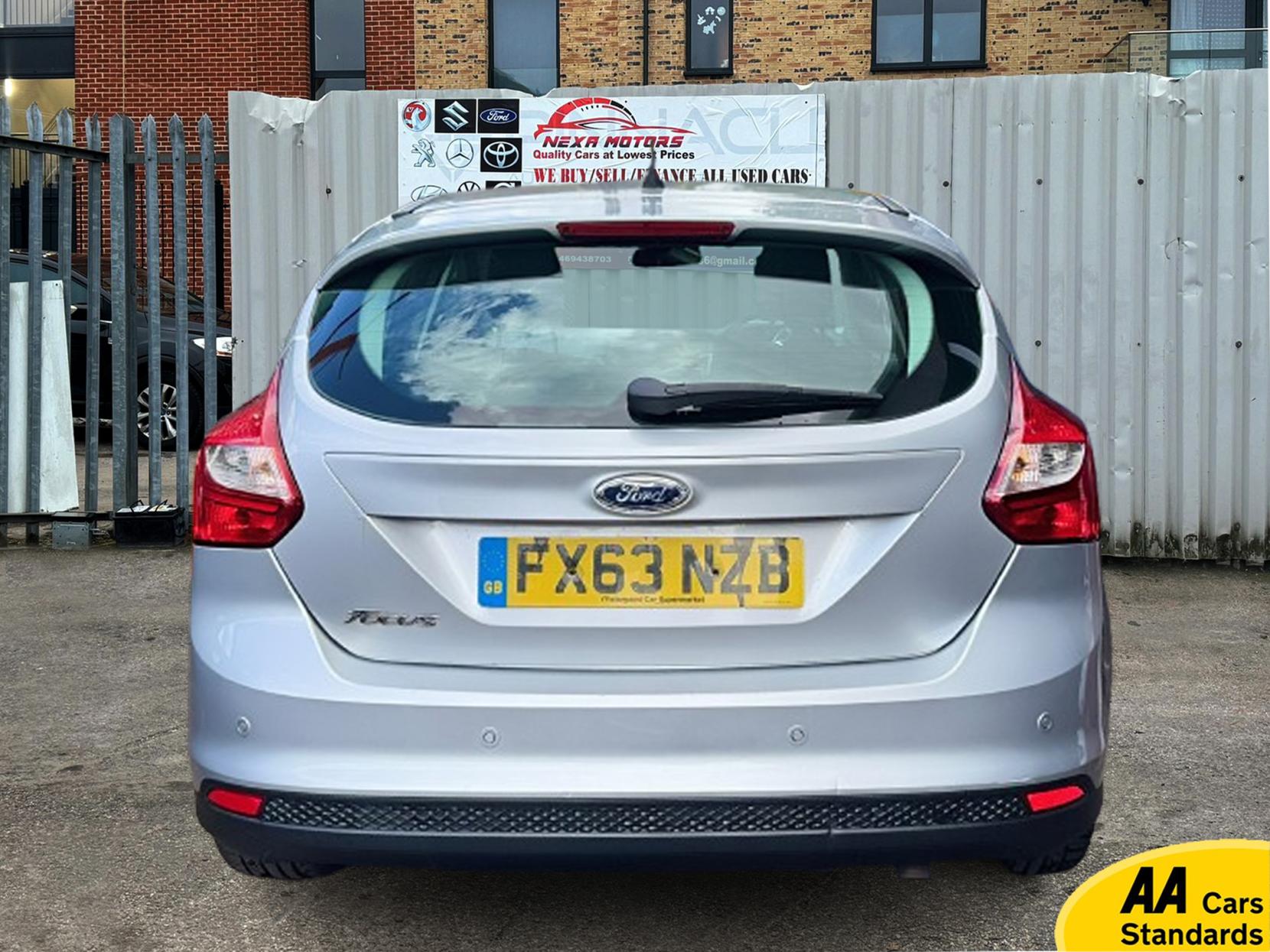 Ford Focus 1.6 Zetec Hatchback 5dr Petrol Powershift Euro 5 (125 ps)