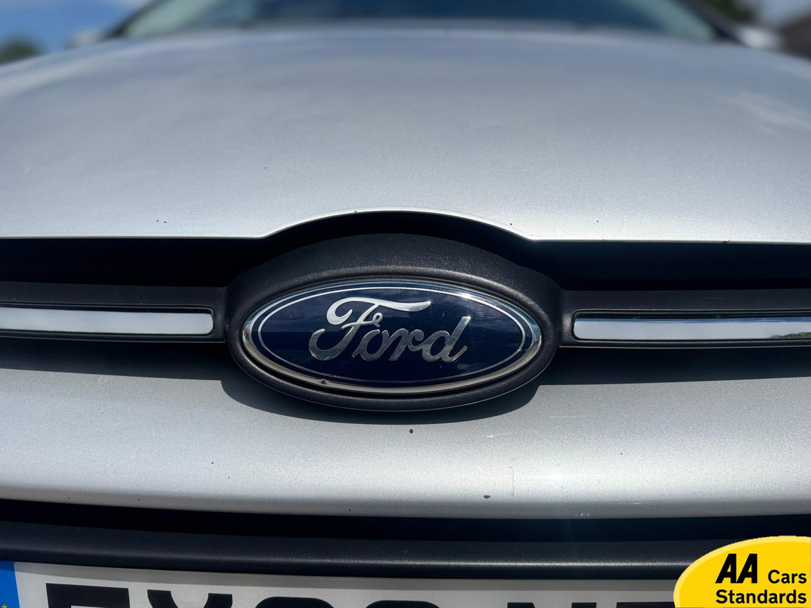 Ford Focus 1.6 Zetec Hatchback 5dr Petrol Powershift Euro 5 (125 ps)