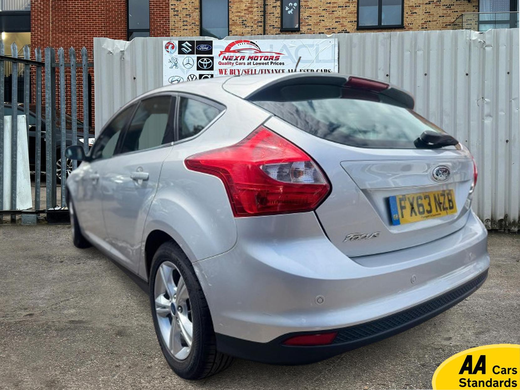 Ford Focus 1.6 Zetec Hatchback 5dr Petrol Powershift Euro 5 (125 ps)