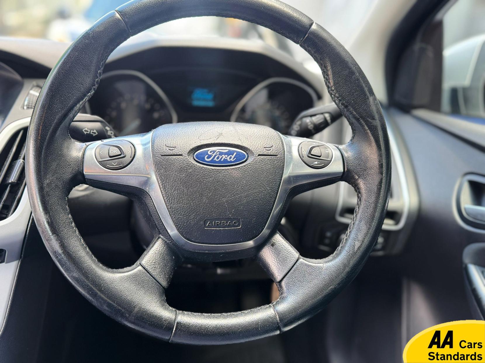 Ford Focus 1.6 Zetec Hatchback 5dr Petrol Powershift Euro 5 (125 ps)