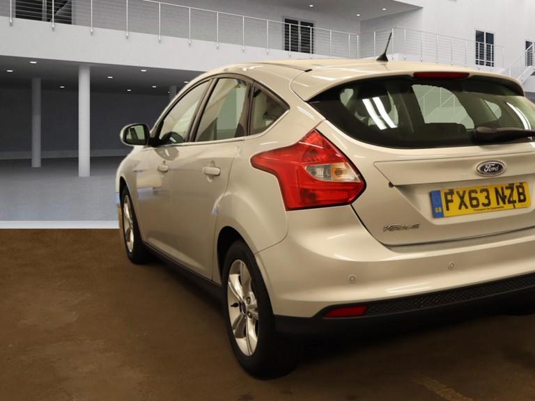 Ford Focus 1.6 Zetec Hatchback 5dr Petrol Powershift Euro 5 (125 ps)