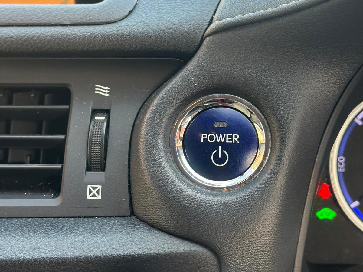 Lexus CT 1.8 200h SE-L Hatchback 5dr Petrol Hybrid CVT Euro 5 (s/s) (136 ps)