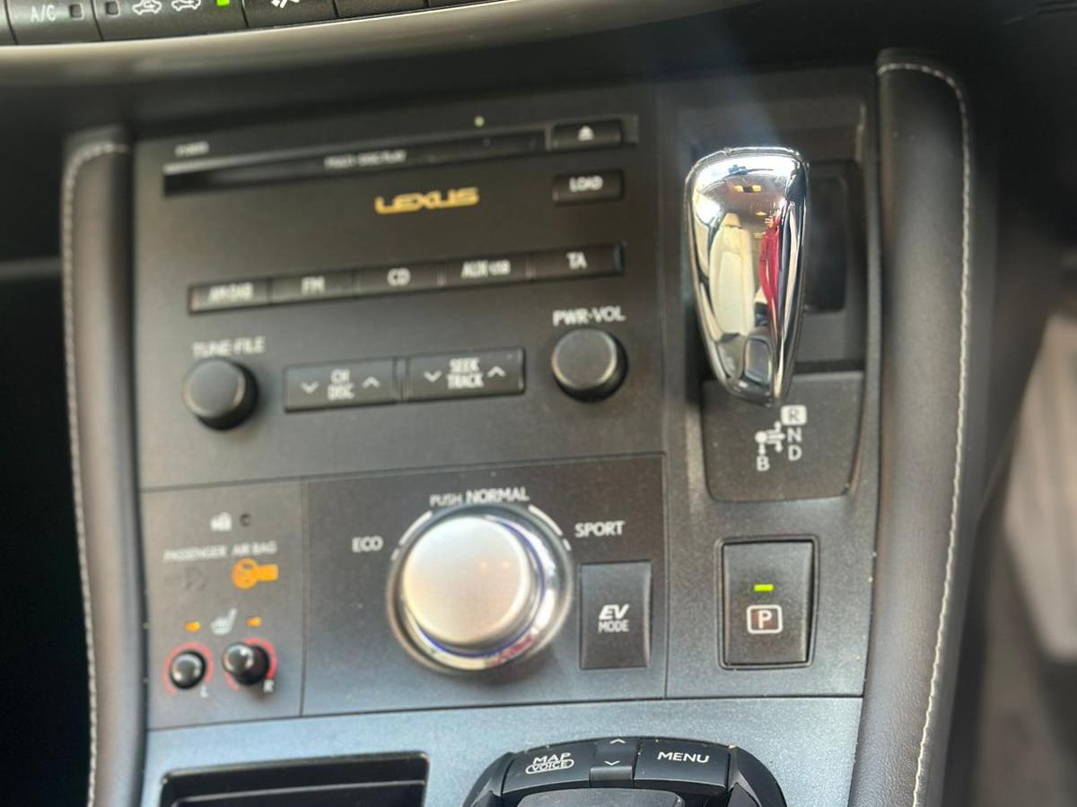 Lexus CT 1.8 200h SE-L Hatchback 5dr Petrol Hybrid CVT Euro 5 (s/s) (136 ps)