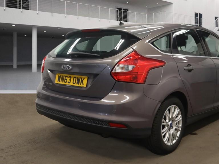 Ford Focus 1.6 Titanium Hatchback 5dr Petrol Powershift Euro 5 (125 ps)