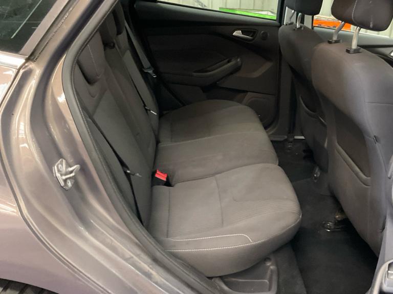 Ford Focus 1.6 Titanium Hatchback 5dr Petrol Powershift Euro 5 (125 ps)