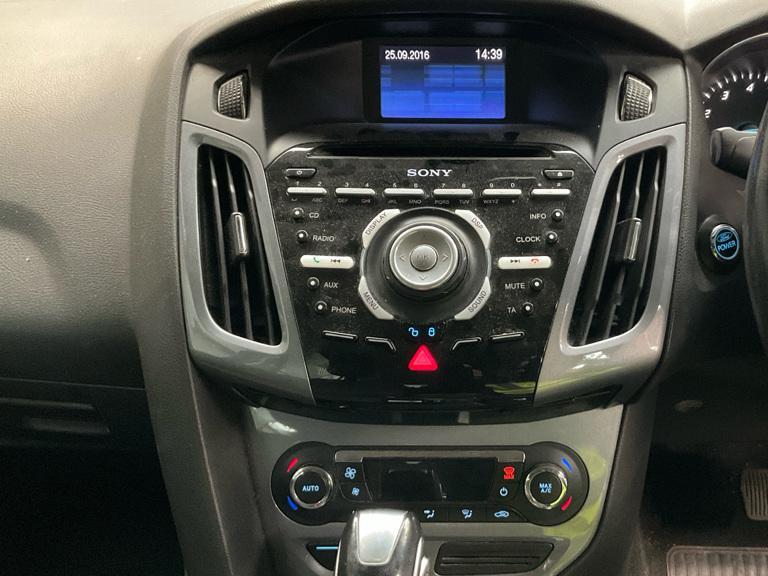 Ford Focus 1.6 Titanium Hatchback 5dr Petrol Powershift Euro 5 (125 ps)