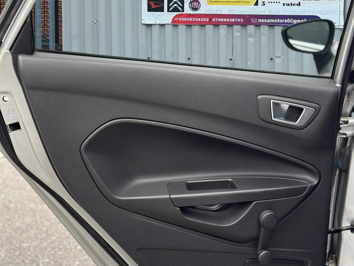 Ford Fiesta 1.6 Titanium Hatchback 5dr Petrol Powershift Euro 5 (105 ps)