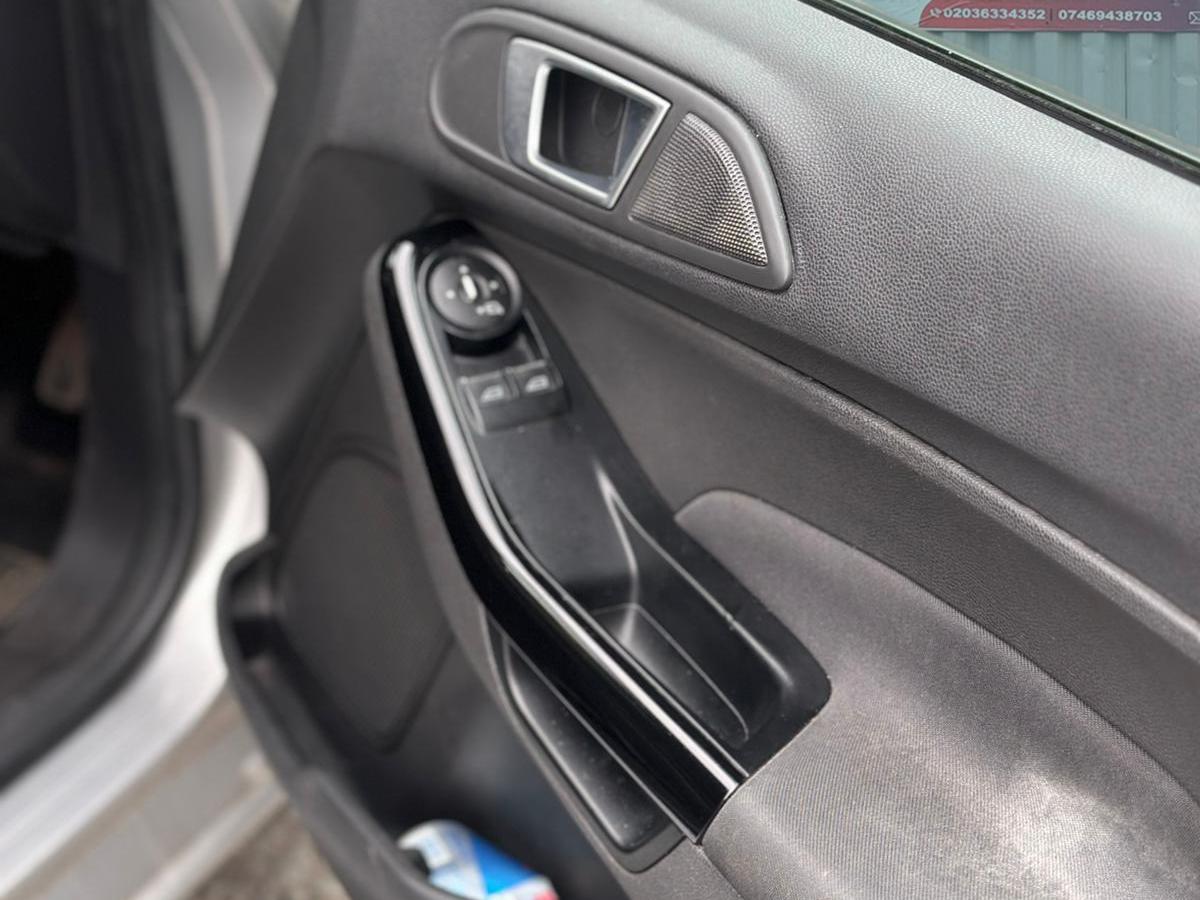 Ford Fiesta 1.6 Titanium Hatchback 5dr Petrol Powershift Euro 5 (105 ps)