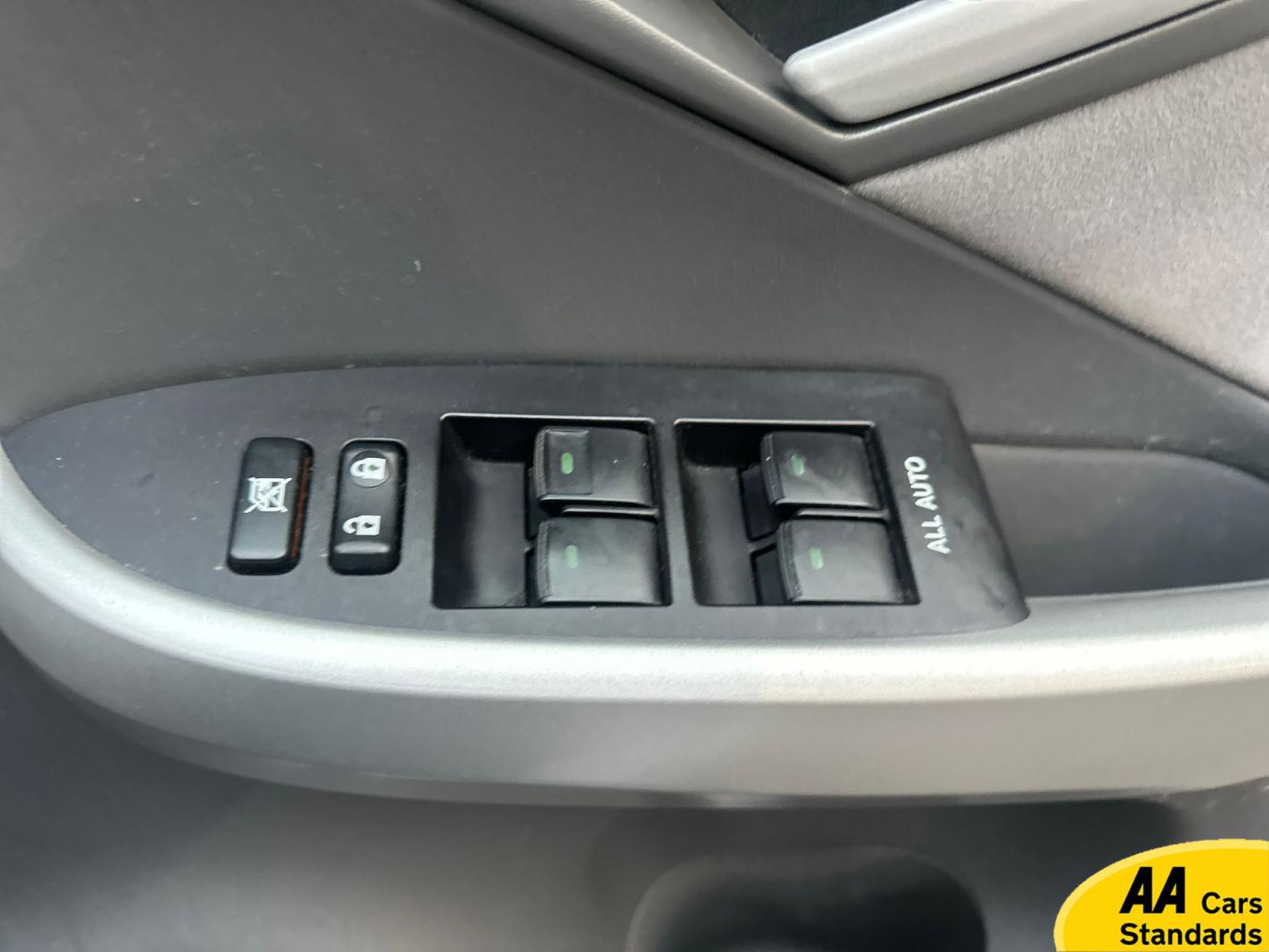 Toyota Prius 1.8 VVT-h T Spirit Hatchback 5dr Petrol Hybrid CVT Euro 5 (s/s) (136 ps)