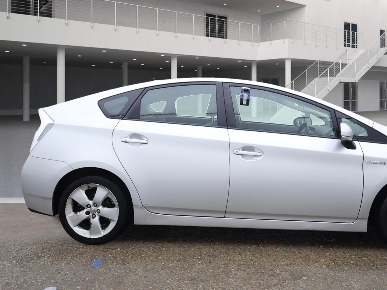 Toyota Prius 1.8 VVT-h T Spirit Hatchback 5dr Petrol Hybrid CVT Euro 5 (s/s) (136 ps)