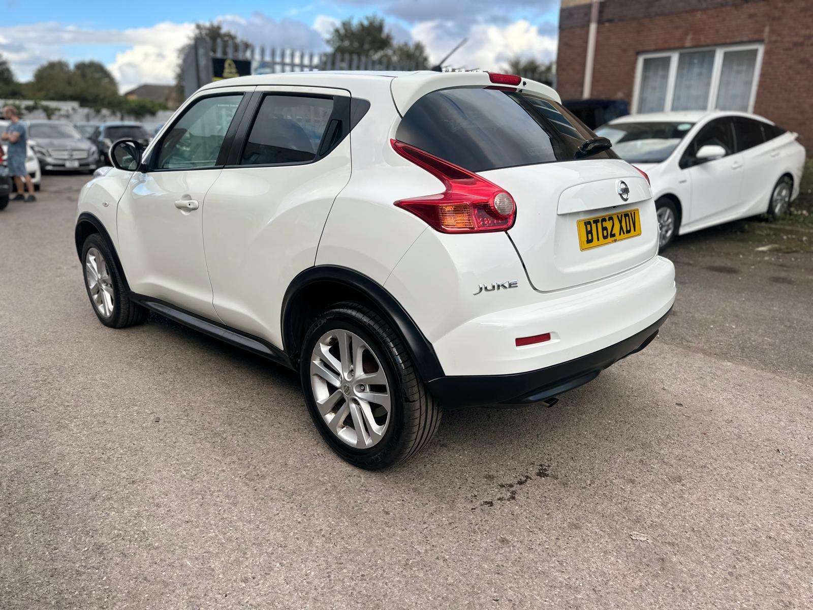 Nissan Juke 1.6 Acenta SUV 5dr Petrol CVT Euro 5 (117 ps)