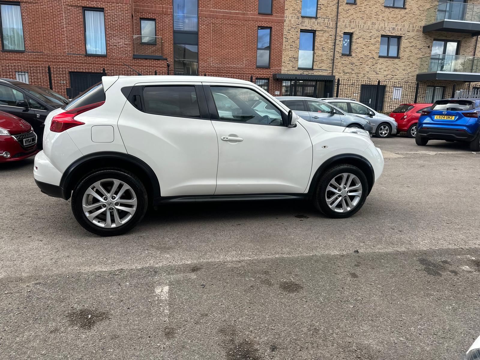 Nissan Juke 1.6 Acenta SUV 5dr Petrol CVT Euro 5 (117 ps)