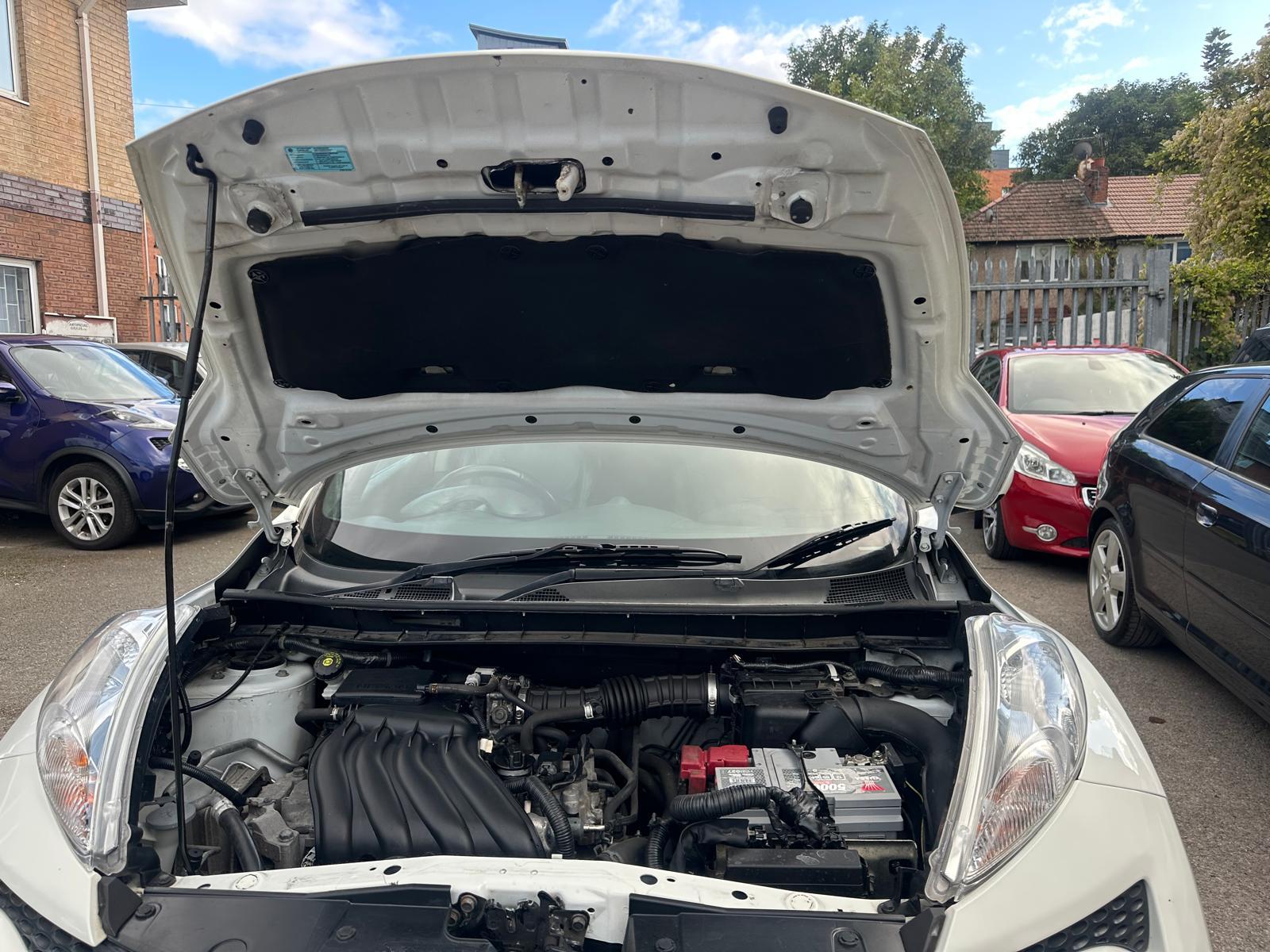 Nissan Juke 1.6 Acenta SUV 5dr Petrol CVT Euro 5 (117 ps)
