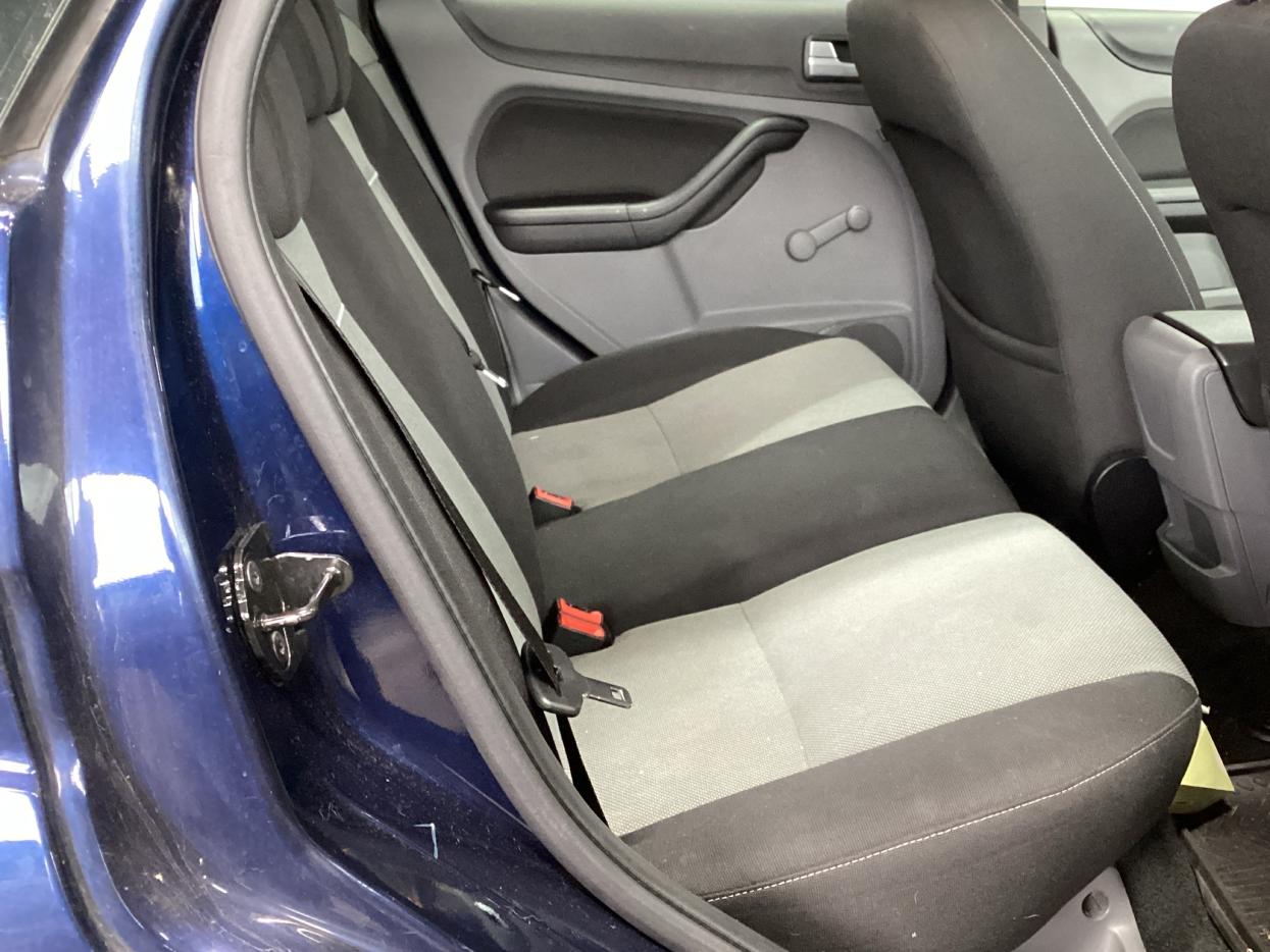 Ford Focus 1.6 Zetec Hatchback 5dr Petrol Automatic (184 g/km, 99 bhp)