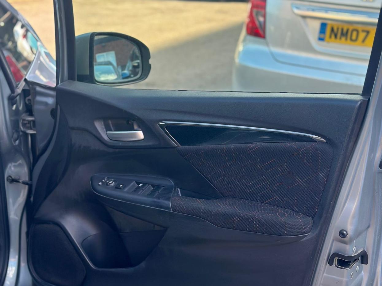 Honda Jazz 1.5 i-VTEC ES Plus Hatchback 5dr Petrol CVT Euro 5 (99 ps)