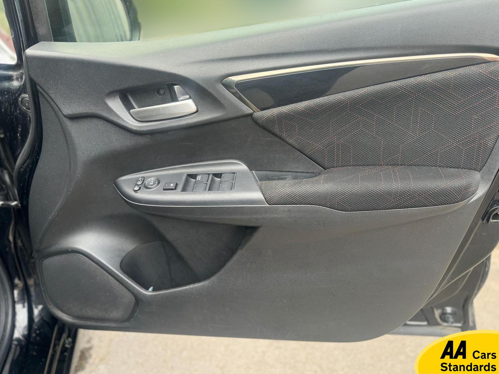 Honda Jazz 1.5 i-VTEC ES Plus Hatchback 5dr Petrol CVT Euro 5 (99 ps)