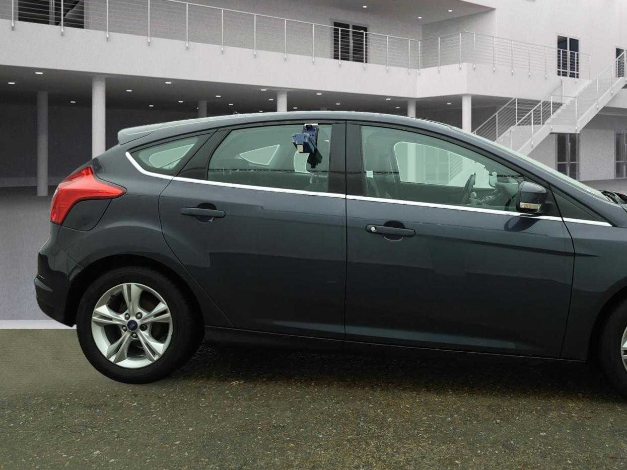 Ford Focus 1.6 Zetec Hatchback 5dr Petrol Powershift Euro 5 (125 ps)