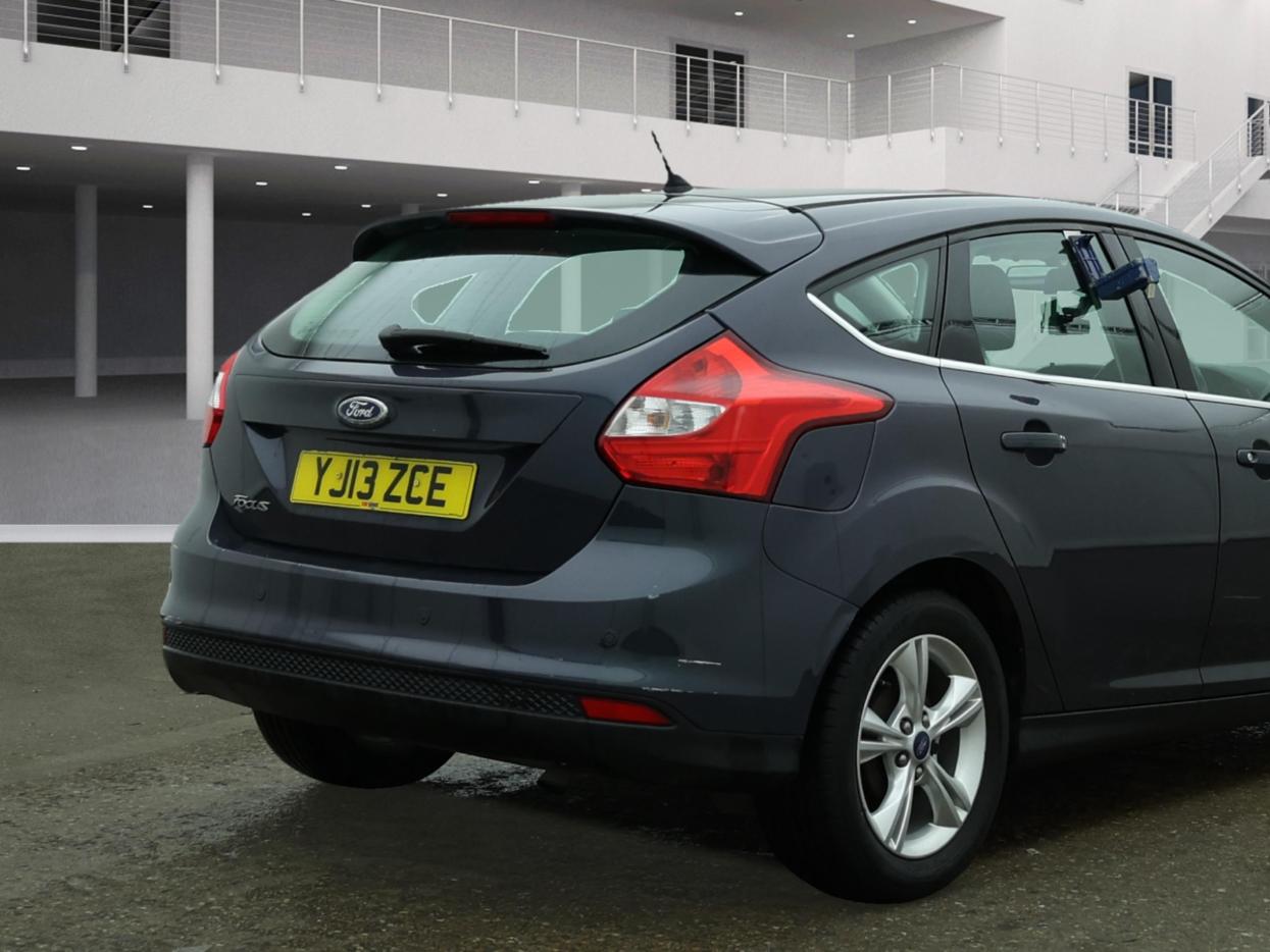 Ford Focus 1.6 Zetec Hatchback 5dr Petrol Powershift Euro 5 (125 ps)