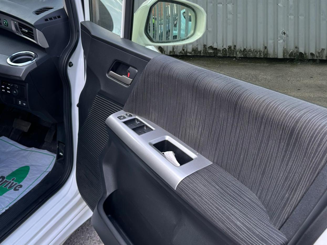 Honda Freed 1.5 i-VTEC ES Plus Hatchback 5dr Petrol CVT Euro 5 (99 ps) 1.5 H IMA 5dr Petrol Hybrid 2014