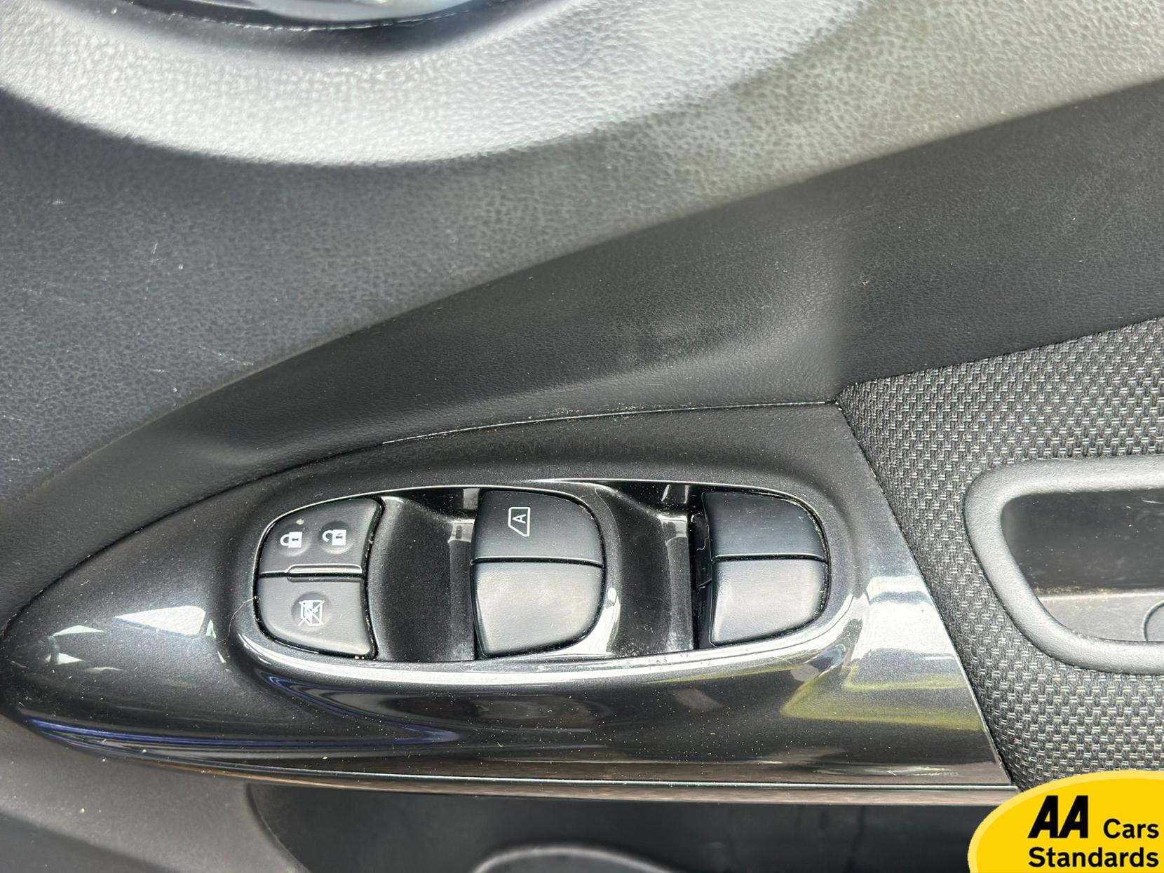 Nissan Juke 1.6 N-Connecta SUV 5dr Petrol XTRON Euro 6 (117 ps)