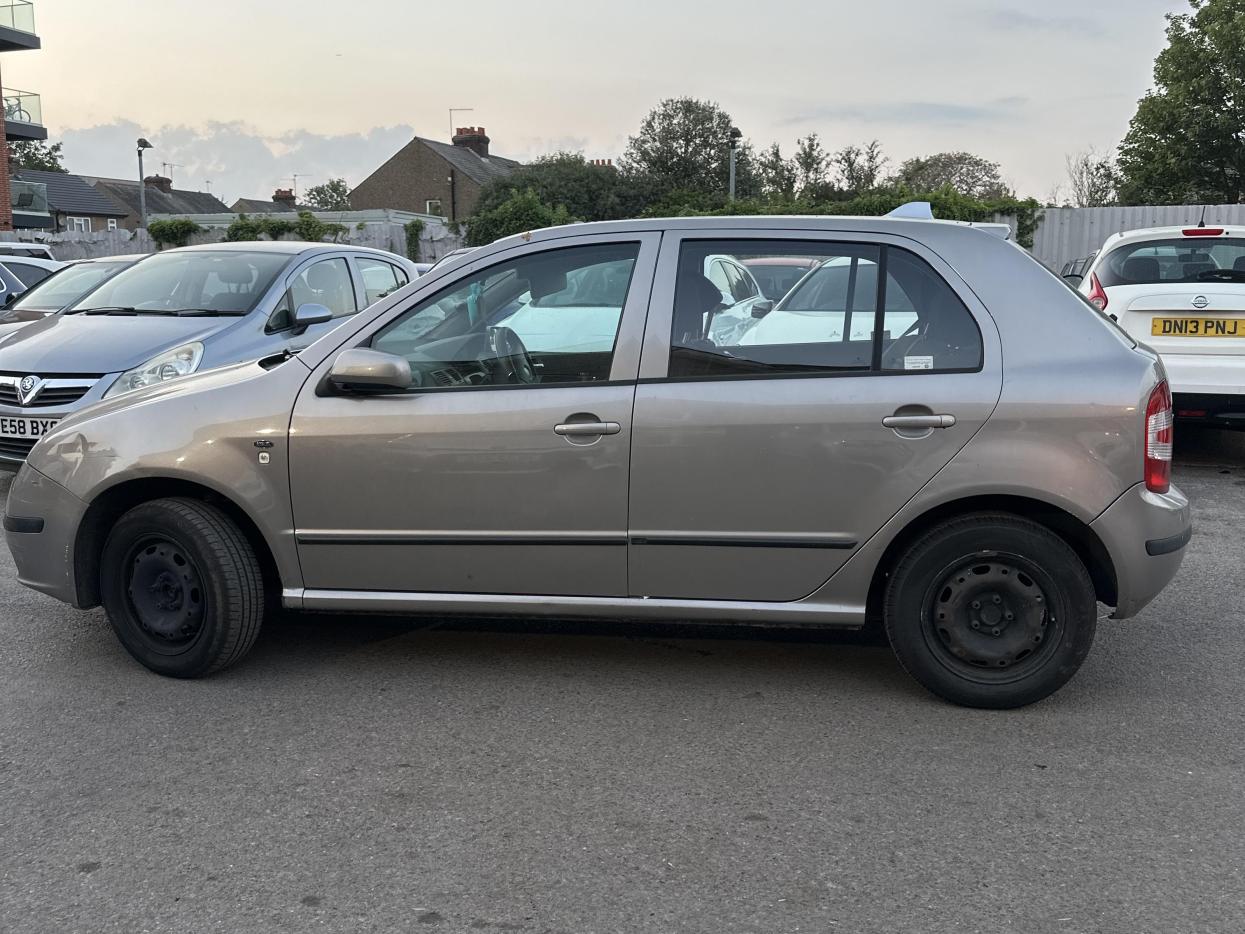 Skoda Fabia 1.4 16V Ambiente Hatchback 5dr Petrol Automatic (182 g/km, 75 bhp)
