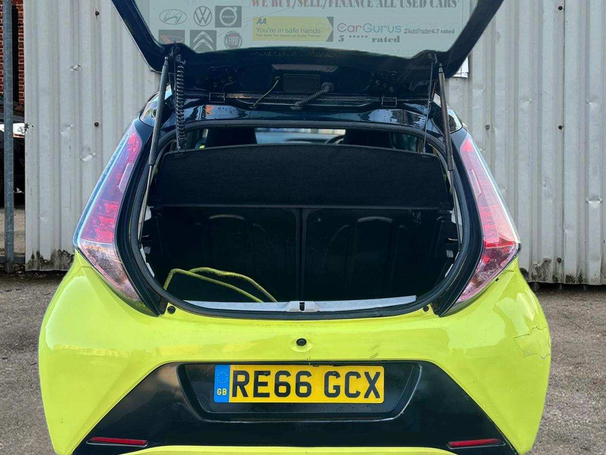 Toyota AYGO 1.0 VVT-i x-cite 3 Yellow Bi-Tone Hatchback 5dr Petrol x-shift Euro 6 (68 ps)