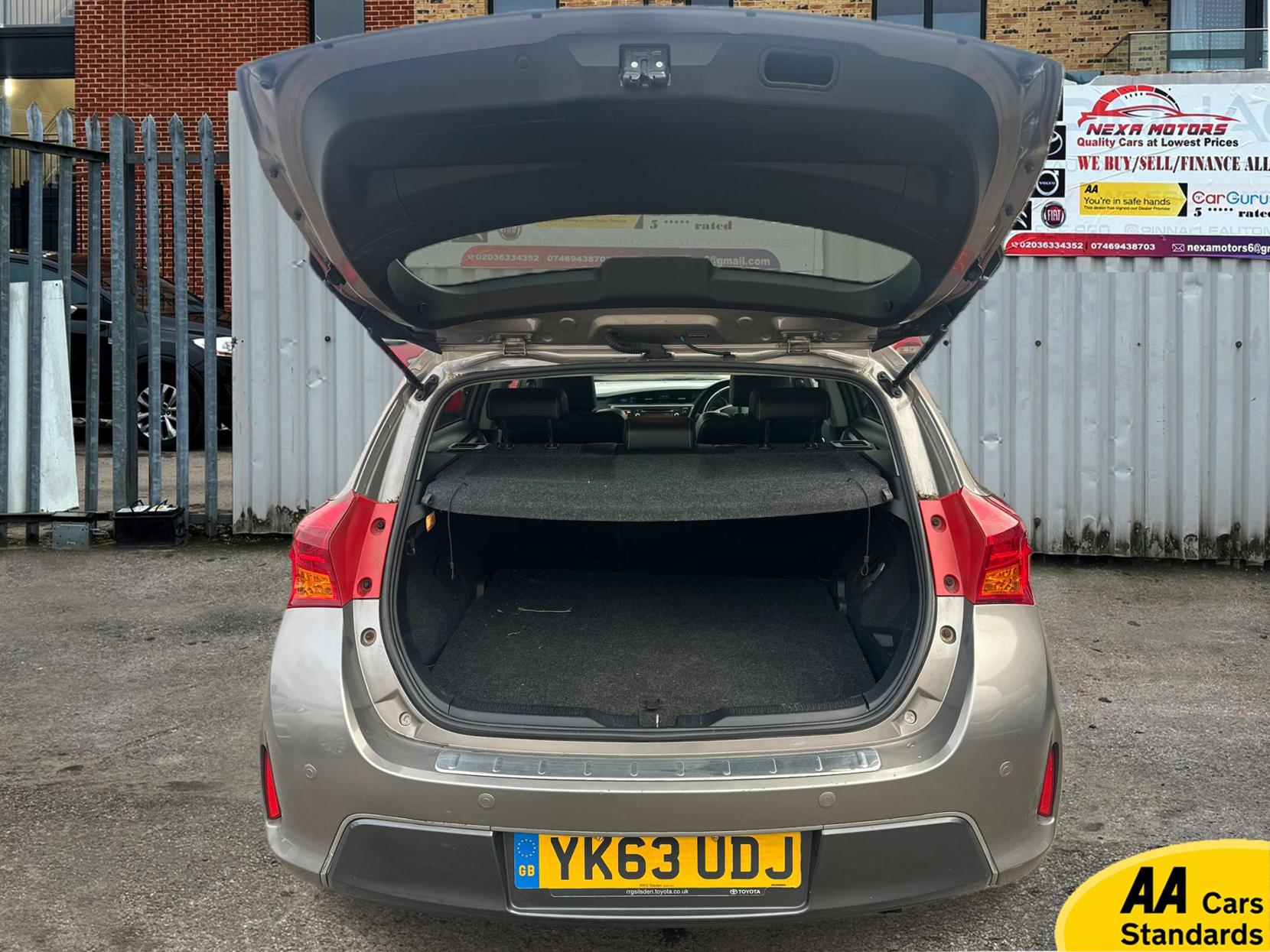 Toyota Auris 1.8 VVT-h Excel Hatchback 5dr Petrol Hybrid CVT Euro 5 (s/s) (136 ps)