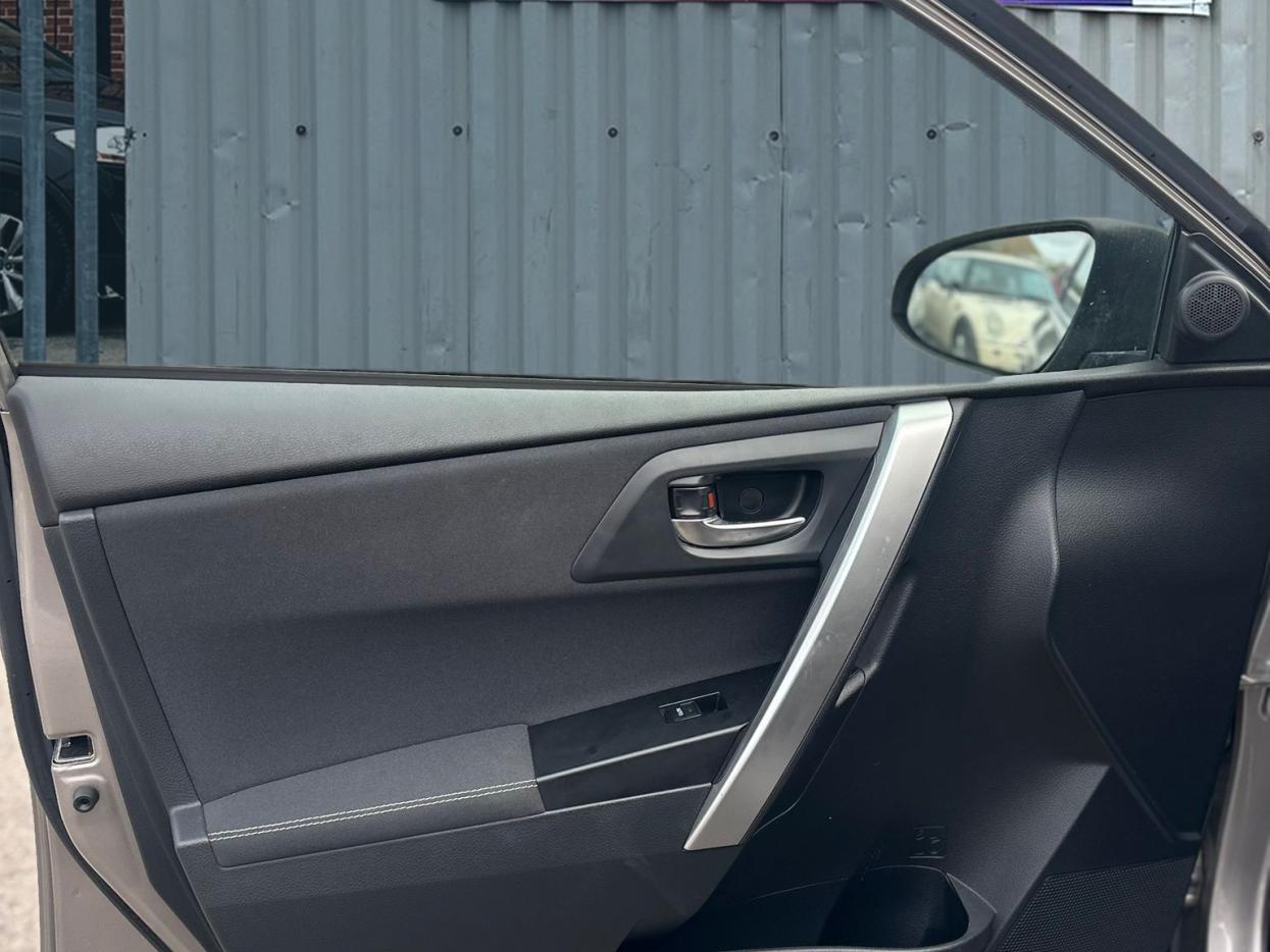 Toyota Auris 1.8 VVT-h Excel Hatchback 5dr Petrol Hybrid CVT Euro 5 (s/s) (136 ps)