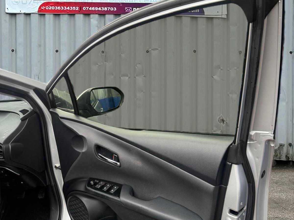 Toyota Prius 1.5 Saloon 4dr Petrol Hybrid CVT (120 g/km, 70 bhp)