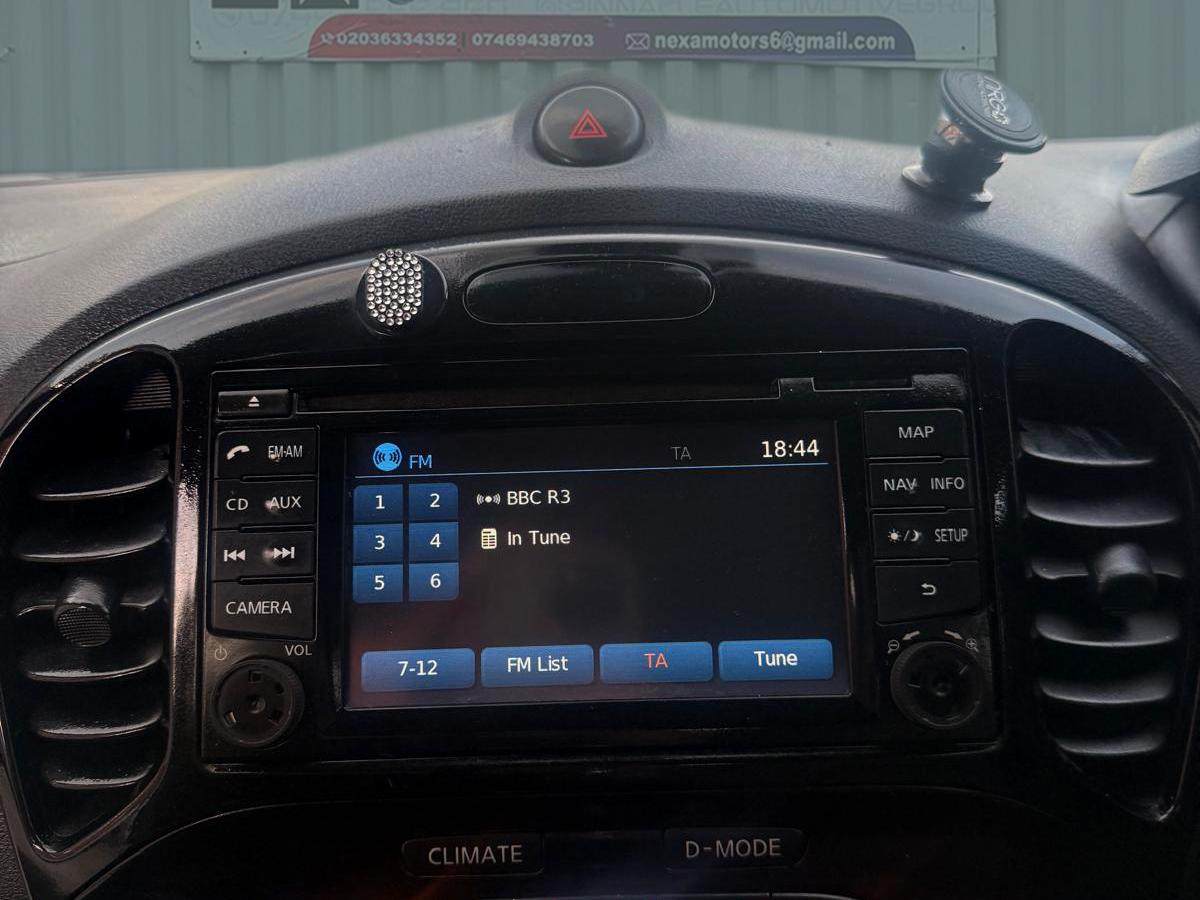 Nissan Juke 1.6 Tekna SUV 5dr Petrol CVT Euro 5 (117 ps)