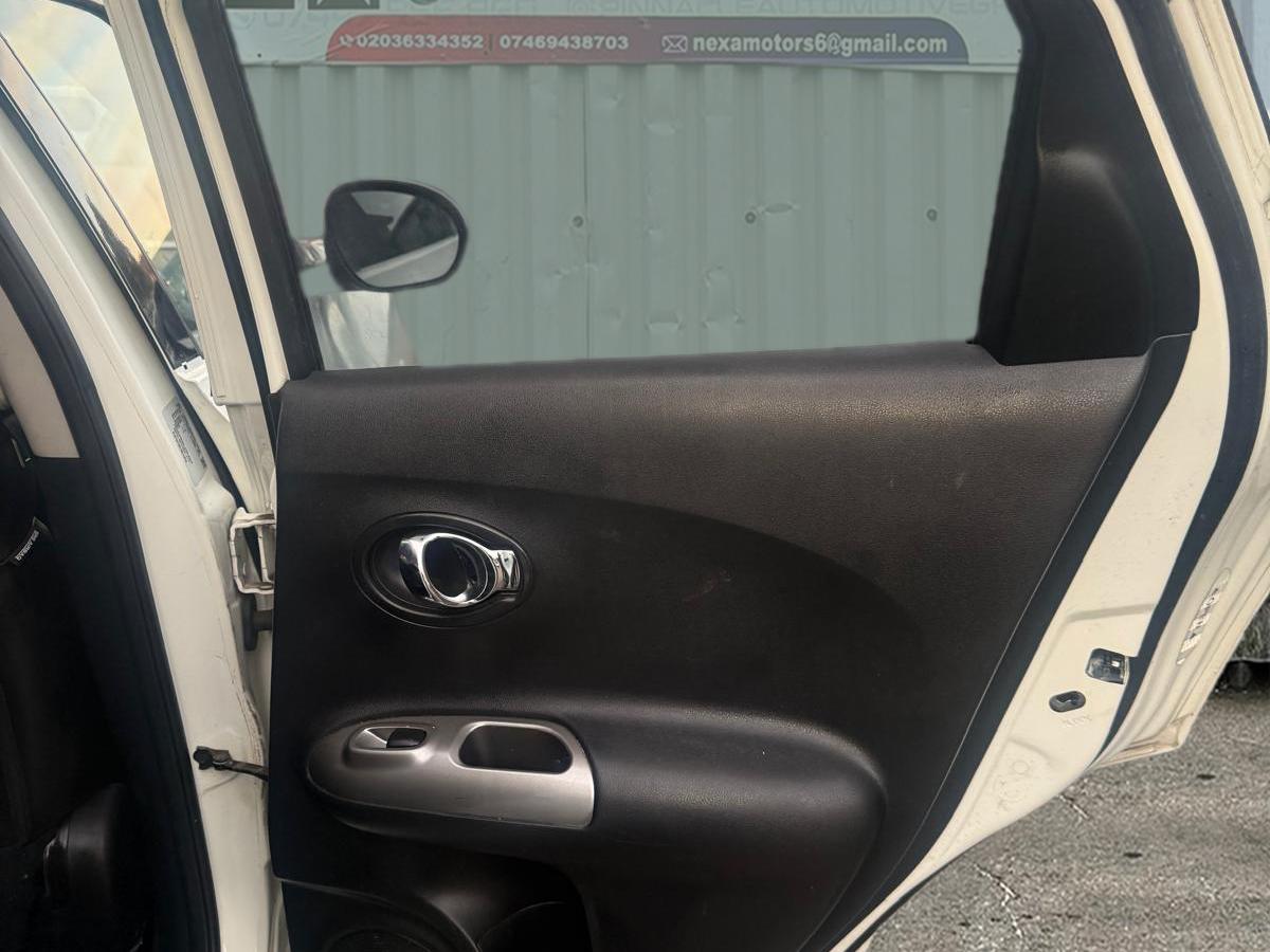 Nissan Juke 1.6 Tekna SUV 5dr Petrol CVT Euro 5 (117 ps)