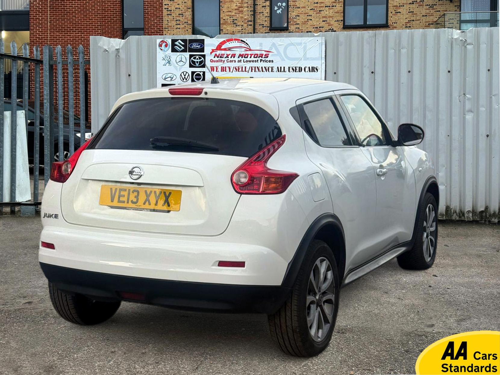 Nissan Juke 1.6 Tekna SUV 5dr Petrol CVT Euro 5 (117 ps)