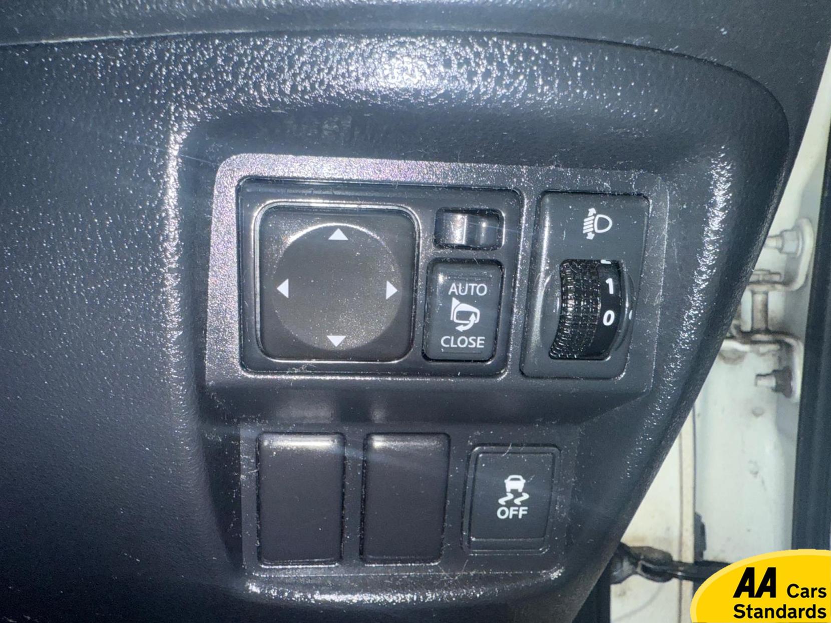 Nissan Juke 1.6 Tekna SUV 5dr Petrol CVT Euro 5 (117 ps)