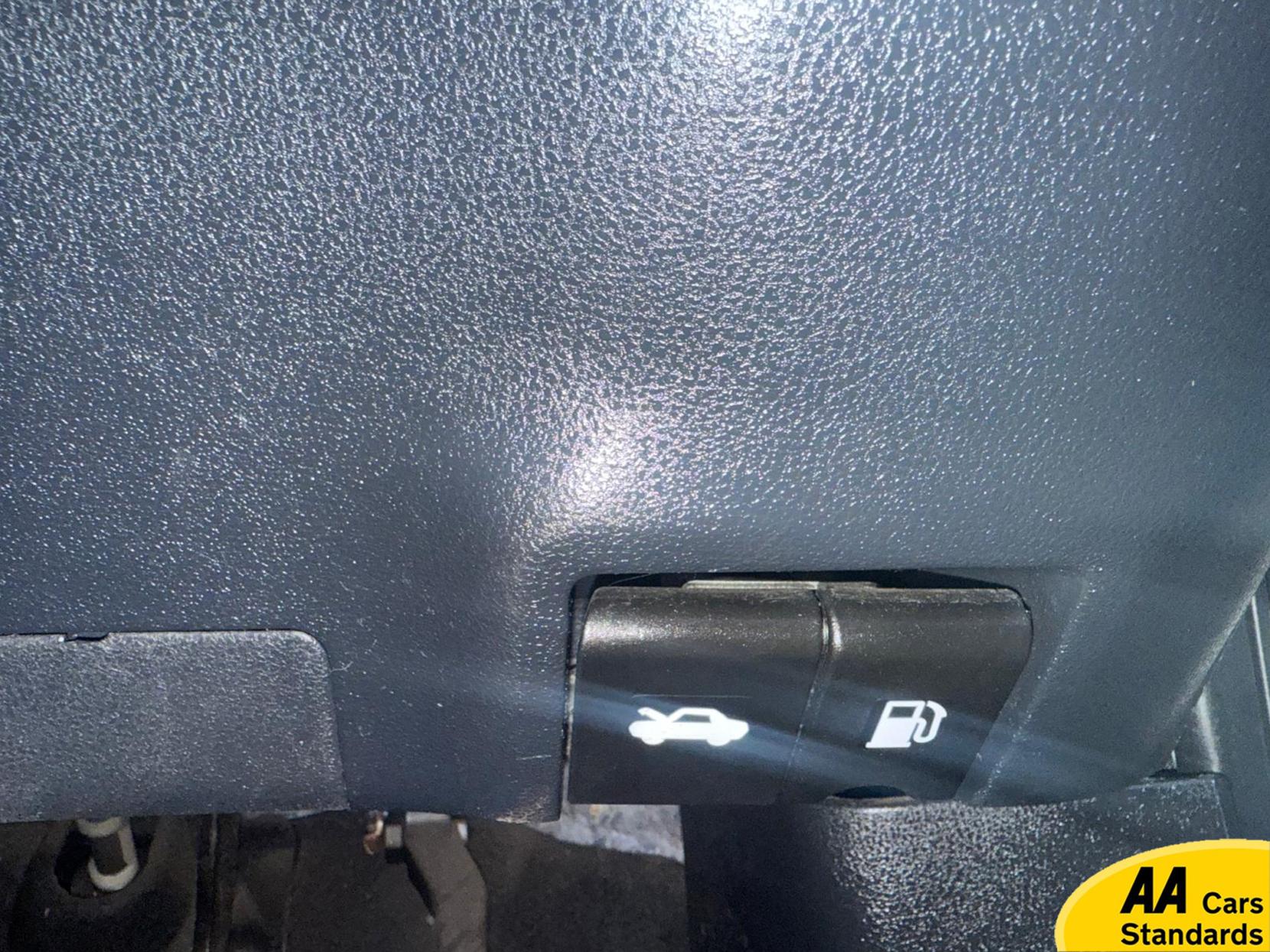 Nissan Juke 1.6 Tekna SUV 5dr Petrol CVT Euro 5 (117 ps)