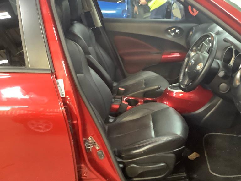 Nissan Juke 1.6 Tekna SUV 5dr Petrol CVT Euro 5 (117 ps)