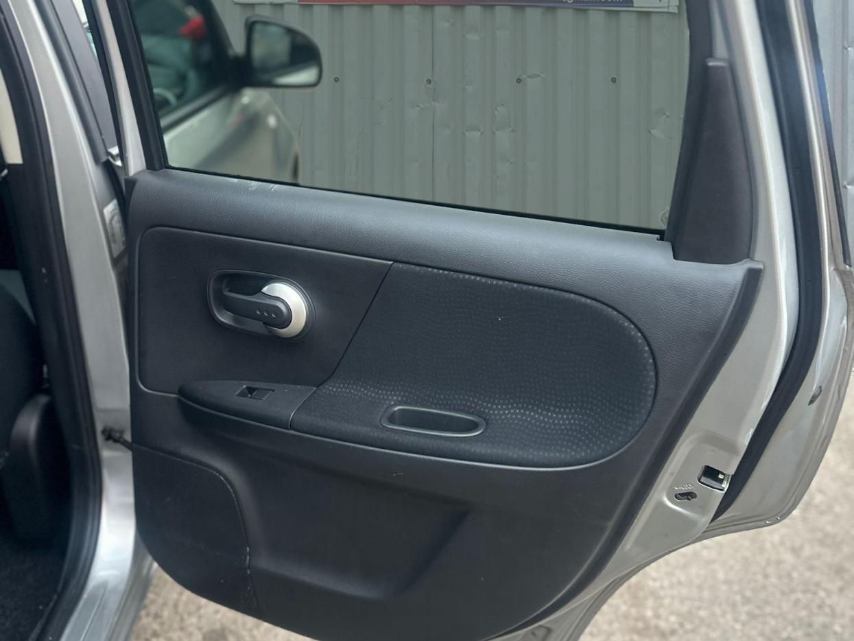 Nissan Note 1.6 16V Tekna Hatchback 5dr Petrol Auto Euro 4 (110 ps)