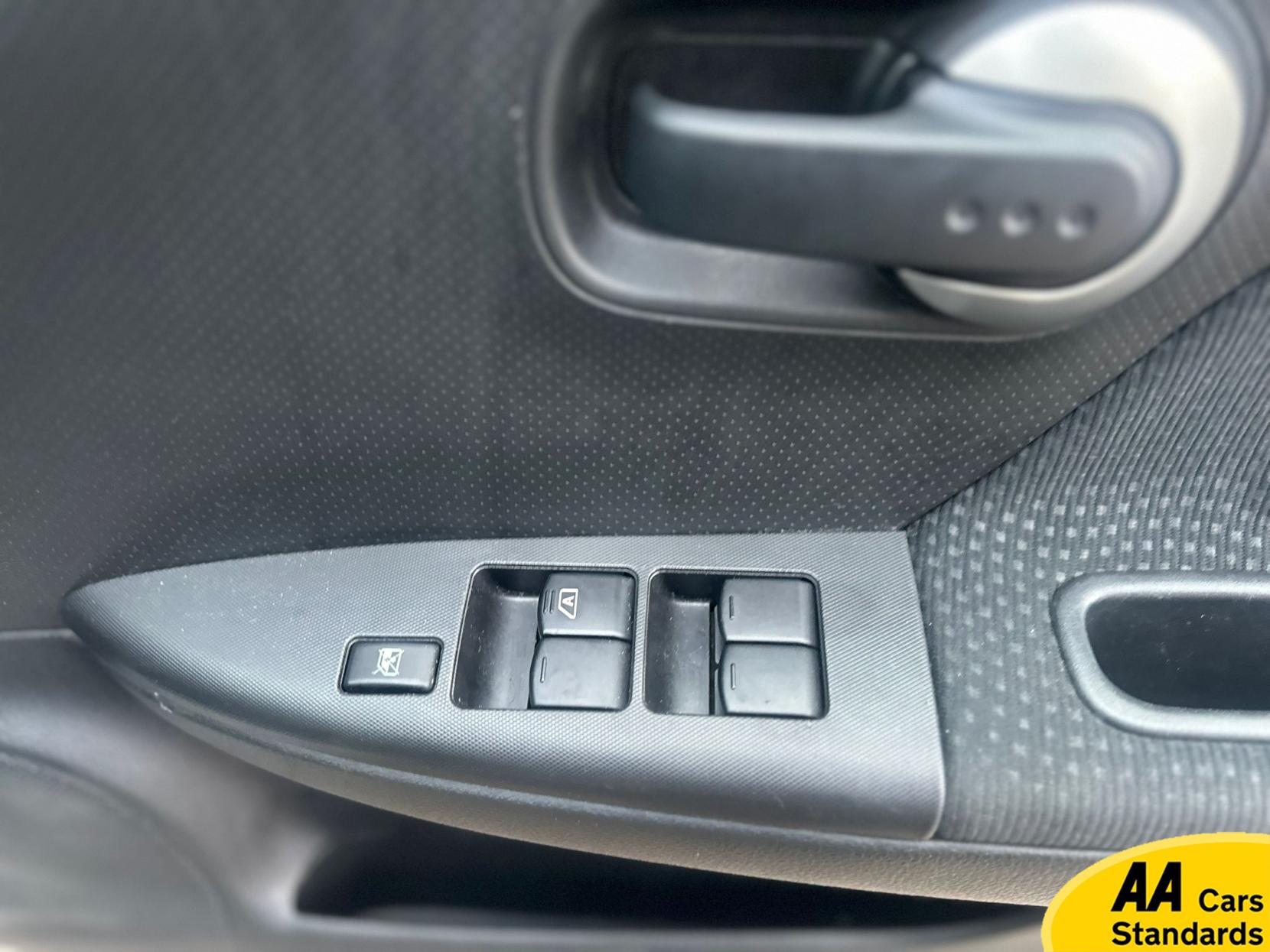 Nissan Note 1.6 16V Tekna Hatchback 5dr Petrol Auto Euro 4 (110 ps)