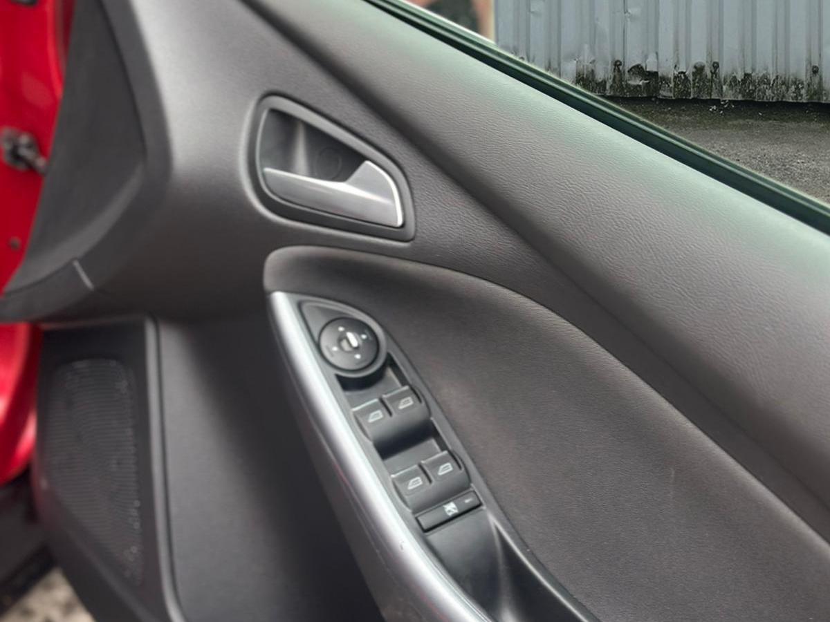 Ford Focus 1.6 Titanium Hatchback 5dr Petrol Powershift Euro 5 (125 ps)